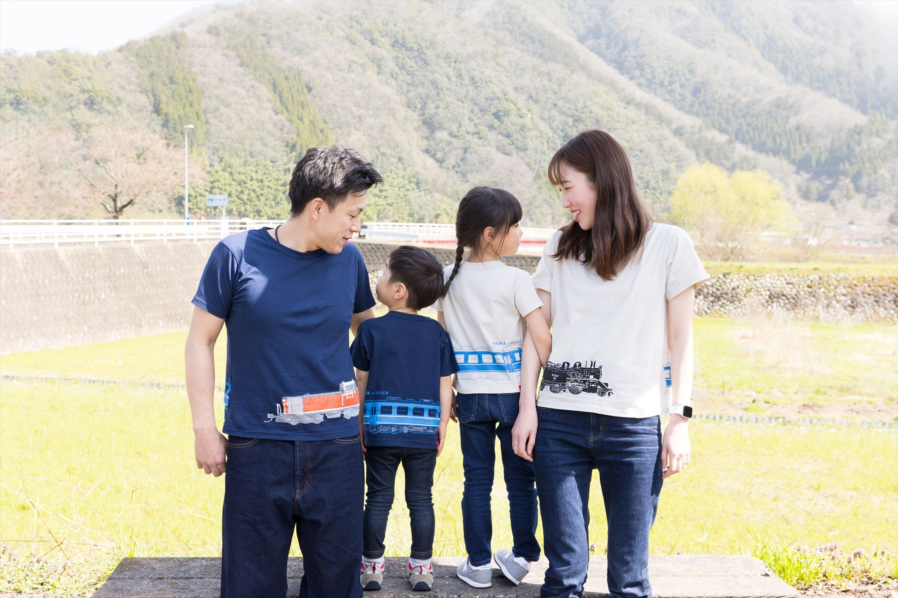 
            若桜鉄道×OJICOコラボ　つながるトレインTシャツ（半袖90-100cm・100-110cm）「DDデザイン」
          