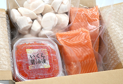 ＜12月17日決済分まで年内配送＞いくら300g、ほたて500g、サーモン500g前後セット F-81002