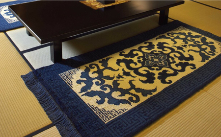 【手織】花菱龍唐草縁まんじ文（玉子地） 約95×191cm / 伝統工芸品 / 株式会社鍋島緞通吉島家 [41AAAM001]