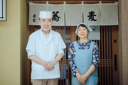 ≪数量限定≫ 老舗の年越しそば そば処泉家「生そば」5人前 麺つゆ（ストレート）付き 12月29日または30日お届け 国産 最上級石臼引き そば粉使用 蕎麦 生麺 生ソバ 年末発送