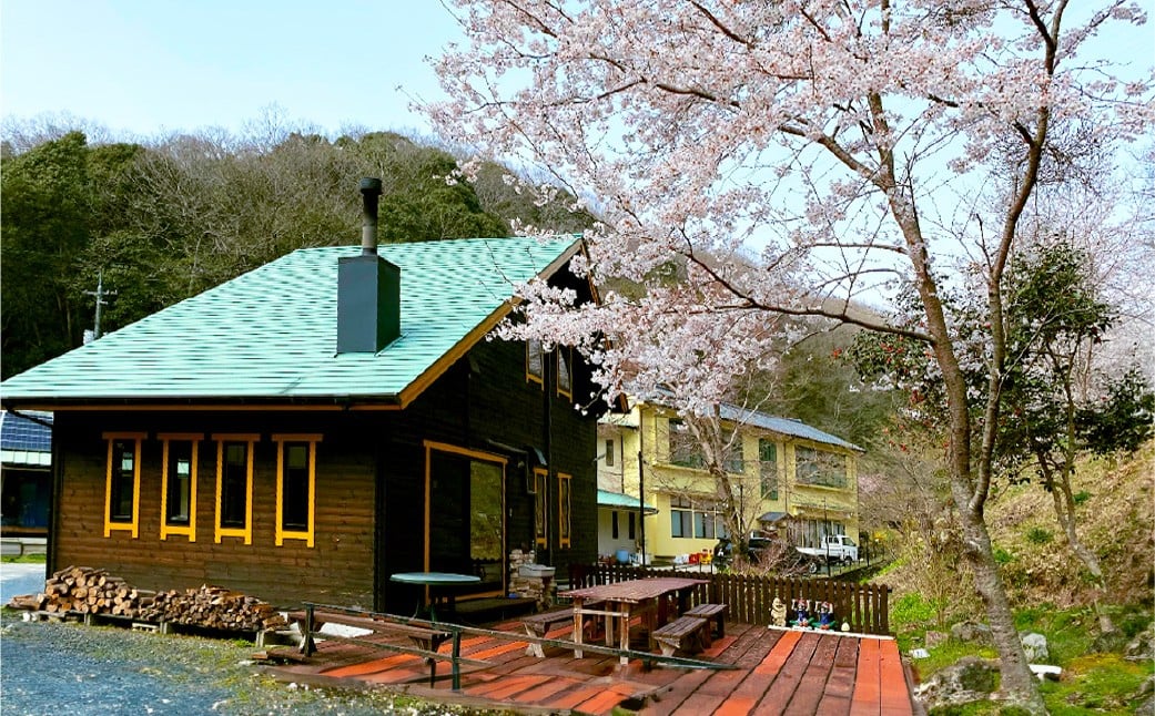 《黄福の町》 岡山県美咲町 山荘やなはら ロッジ松ぼっくり 1泊2日 2食付 2名様 貸切プラン ／ ロッジ ログハウス 貸し切り 貸切 宿泊 宿泊券 ペア宿泊券 ペアチケット チケット 券 食事付き