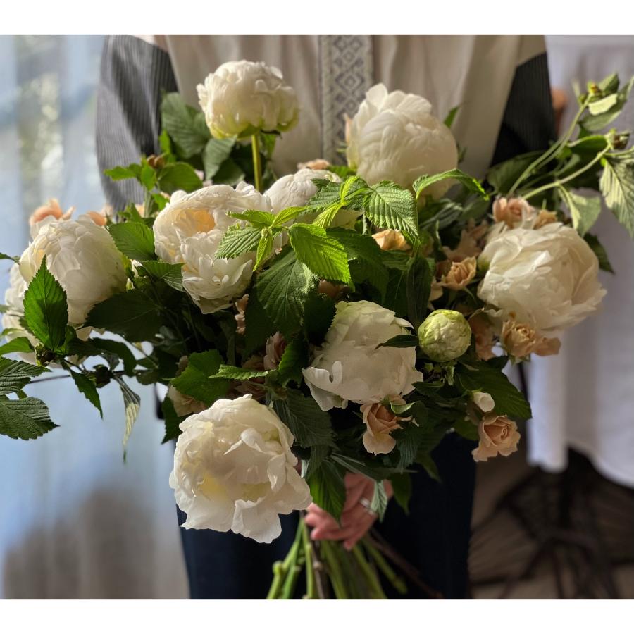 ＜gente 並木容子＞季節のブーケ 芍薬のブーケ　お届日指定必須（25年5月23日(金)～5月26日(月)）