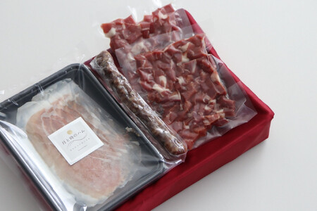 田島畜産の月と時のハム(長期熟成生ハム)と発酵乳酸菌サラミセット 長期熟成 生ハム ハム 塩漬け サラミ 豚肉 ミンチ モモ肉 骨付 冷凍便 佐賀県 太良町 NB38