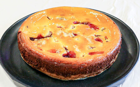 コザの町から生まれたチーズケーキ『アメリカンダークチェリー』Lホール (18cm / 650g) チーズケーキ ケーキ 冷凍 取り寄せ ギフト 沖縄市 / 株式会社ファーストマーク[BCBR007]
