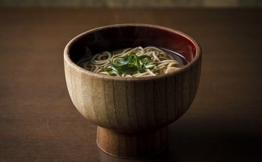 京丹波町産「瑞穂そば」の蕎麦の実を三味洪庵が石臼挽き製粉。挽きたての蕎麦粉が自慢の石臼挽き蕎麦をご家庭で味わえます。