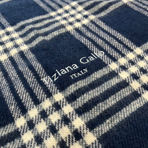 かわいいチェック柄の大判サイズひざ掛け ネイビー色 ストールとしてもご使用できます 70×130cm TGH-404 | 大判ひざ掛け ストールとしても使える2WAY仕様 チェック柄（ネイビー） ひざ