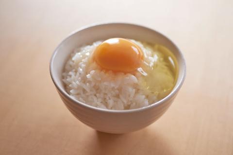 AQ005 高橋ファームの丈夫卵12個+紅カブトエビ玄米2kg