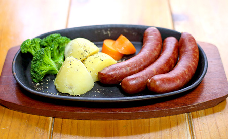 鹿肉セット ( 鹿ジンギス 200g & 鹿肉ソーセージ 2パック ) 鹿肉 ジンギス ソーセージ ジビエ 鹿もも肉 簡単調理 ジビエ料理 簡単 肉 焼き肉 焼肉 タレ 小分け 個包装 BBQ キャン