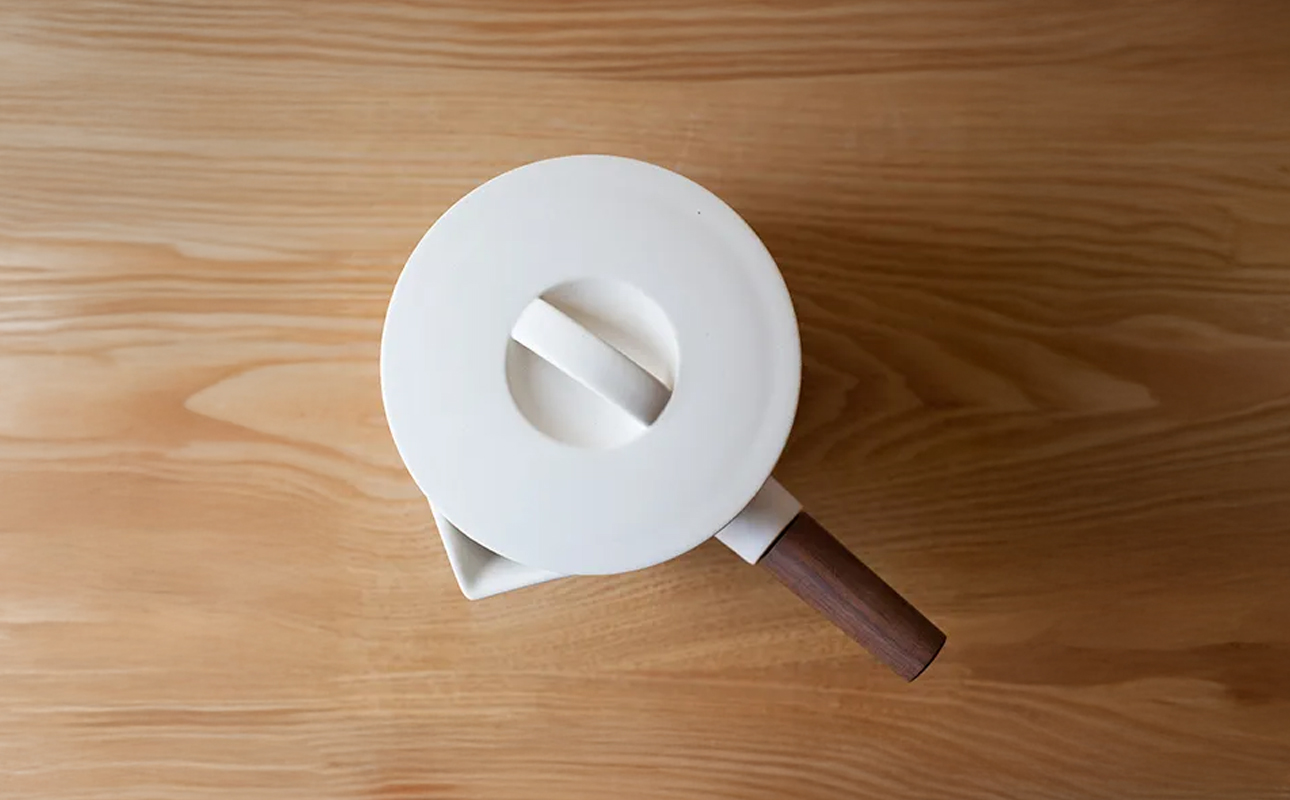 【萬古焼（ばんこやき）】コロンとかわいいフォルムで使い勝手の良いミルクパン 4th-market リコッタ　ミルクパン　蓋つき 黒 1個【鍋、土鍋、煮物、スープ、万能、おしゃれ、かわいい、結婚祝、出産