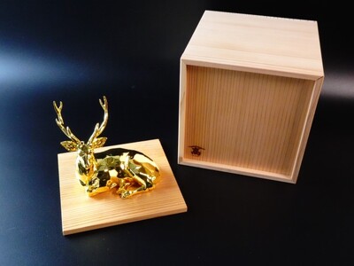 幸運を運ぶ神鹿 (純金メッキしたレプリカ) 中サイズ 木箱 高山商会 奈良 一刀彫 純金 24k メッキレプリカ 置物 D-37