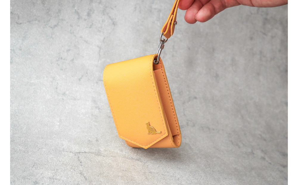 【イエロー】毎日の“ときめき”を仕込めるリップケース　リップクリームホルダー　キーホルダーストラップ　【ミラー付き・3本入る】