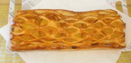 〈峠のパン屋〉りんご丸々 贅沢アップルパイ 1本 長さ約26cm [M443-3] リンゴ 2.5個分使用 パイ スイーツ お菓子 洋菓子 焼き菓子 ケーキ 林檎 カスタード フルーツ お取り寄せ グ