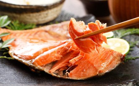 プレミアム 天然 紅鮭 厚切り カマ 切り身 4切れ 甘塩 合計約520g 鮭 しゃけ 切身 お取り寄せ シャケ かま 魚 魚介類 食品 食べ物 小分け 冷凍 保存 小樽市 北海道 返礼品 お取り寄せ
