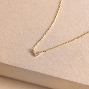 【K18イエローゴールド ダイヤモンドネックレス】大人気V型デザインで美しい胸元を！/ KG000103