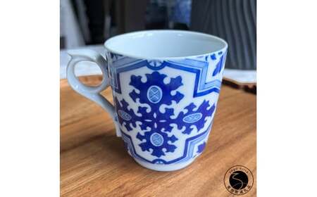 有田焼 染付十字文 ペアマグカップ【有田焼 花伝作】食器 器 うつわ 陶磁器 カップ コップ マグカップ 2個 ペア セット 十字紋 クルス 染付 ブルー 手描き 電子レンジ対応 A20-662