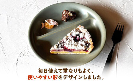 【美濃焼】 ランチプレート 2つ仕切り 丸 21cm 1枚 オリーブグリーンマット 瑞浪市 / 窯元ロングアイランド おしゃれ 食器 シンプル レンジ対応 食洗機対応[AZCU014]