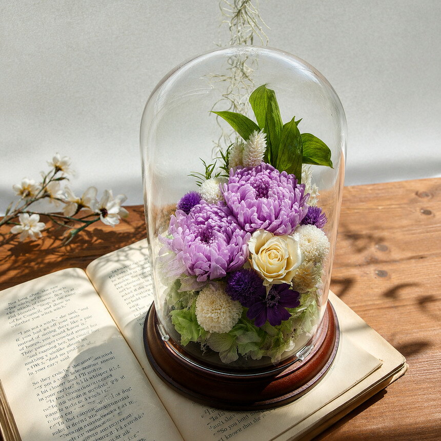 【ふるさと納税】優しい紫白い花のガラスドームアレンジメント お供えアレンジ 仏花 菊 輪菊 千日紅 プリザーブドフラワー | 花 お供え 命日 お悔み 供養 法事