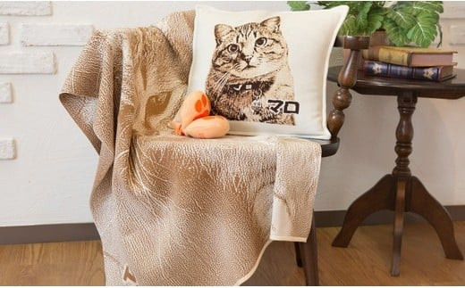 愛らしいペットの姿を編み込んだクッションとひざかけのセットです。