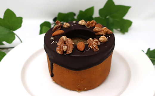 プレーン生地にビターチョコレートをコーティングでしっとりふわふわ。
アーモンドとヘーゼルナッツとくるみをトッピング。