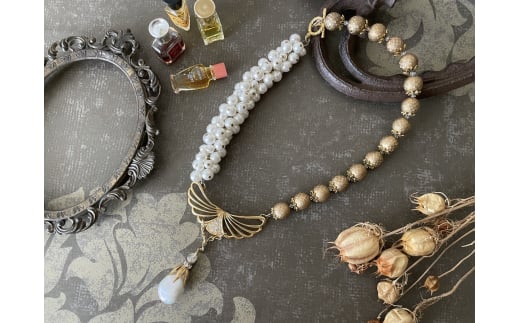 
                  [一点物] ヴィンテージパーツと湖水パールのアシンメトリーネックレス｜ジュエリー アクセサリー ネックレス パール パールネックレス アンティーク 湖水パール 淡水パール バロックパール ヴィンテージ 真珠 コスチュームジュエリー フランス イギリス ヨーロッパ 贈答品 ギフト [2827]
                