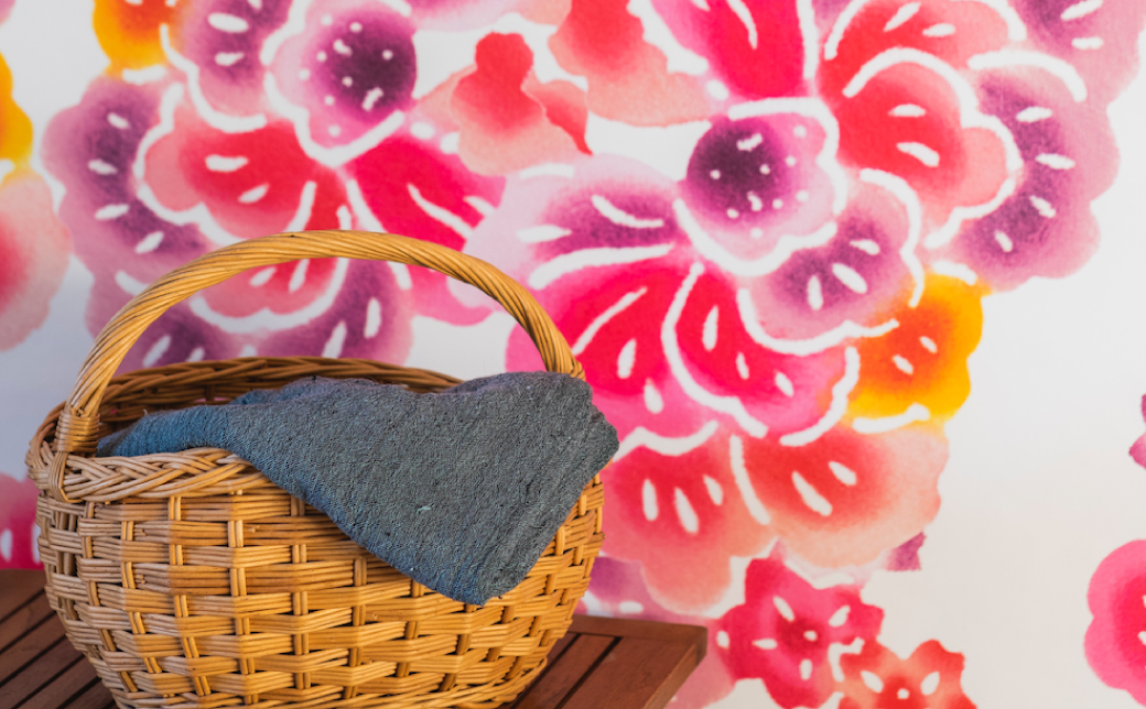 紅型壁紙 2m SOURIRE.white スーリールホワイト | 紅琉 BINRYU アラヤプランニング株式会社 | 沖縄 伝統工芸 びんがた 紅型 | 防炎 抗菌 壁紙 | テキスタイル インテリ