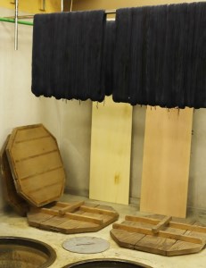 【Lサイズ×男性用：ファスナー有り】天然にこだわった自慢の逸品　【みくりや染織】正藍染手織り木綿作務衣上下一式（上衣無地・ズボン刺し子織り）