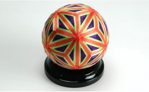 【加賀花てまり】（麻の葉・紫）花てまり・大［黒塗台］  | 雑貨 日用品 インテリア 置物 オブジェ 和風 和雑貨 手まり 金沢 伝統工芸 手作り 装飾品 デコレーション 和風インテリア ギフト プレゼント クラフト ホームデコ 花てまり 文化 工芸品 人気 おすすめ 送料無料 石川 金沢 加賀百万石 加賀 百万石 北陸 北陸復興 北陸支援