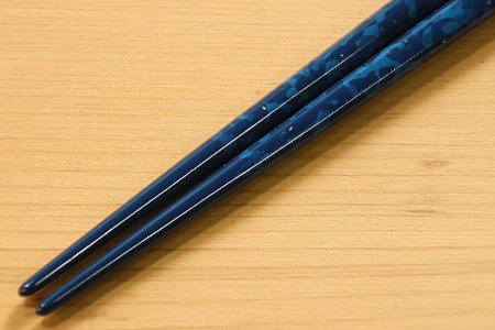 【皇室献上用新色】津軽塗 箸（ロイヤルブルー 貝蒔・中箸）