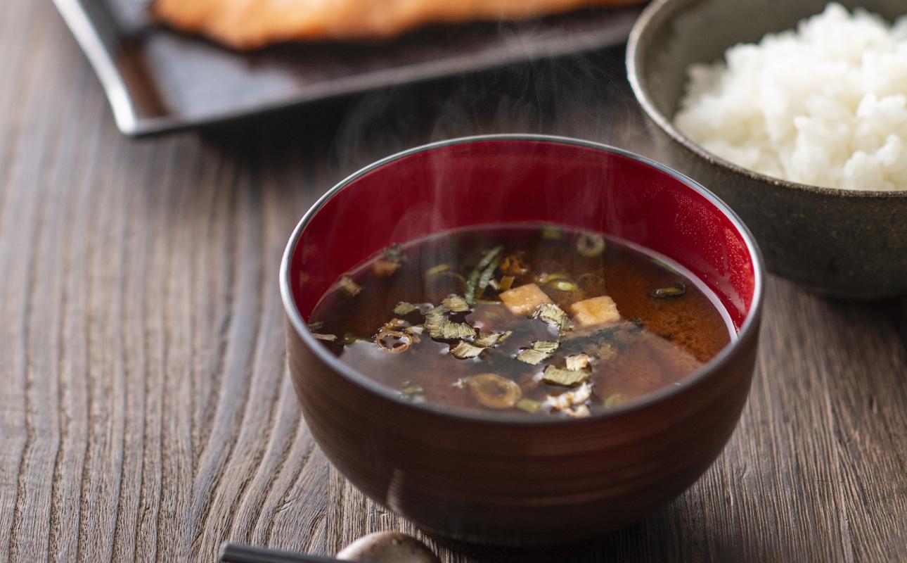 プラスティックやステンレスの桶とは異なる、「百年木桶」ならではの味わいを。創業100年以上続く、希少な木桶仕込みの究極の味噌と創業明治25年 福鰹屋の混合だしでつくる究極の味噌汁セット（赤だし500g