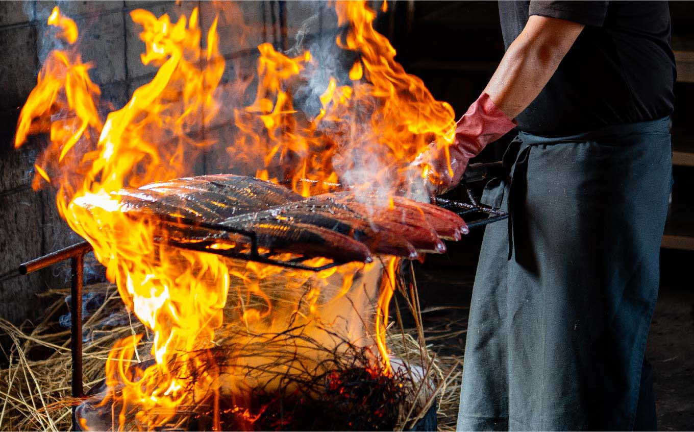 最初から最後まで国産稲ワラだけで焼き上げるのが自慢！燃焼温度が高く表面だけを一気に焼くので外はパリッ！中はジューシー！香りも良し