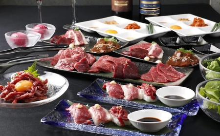 【馬肉とワイン 気まぐれバル 恵比寿 Whim】《120分飲み放題》【熊本直送の馬刺しやユッケ、希少シャトーブリアン焼き付】特選コース＜2名様分＞（ぐるなびセレクション）【125060】