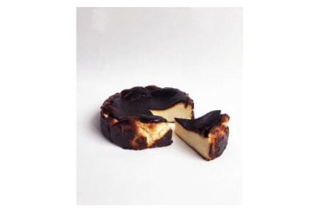そば屋のチーズケーキ だしバスク 550g 直径15cm 冷蔵 チーズケーキ 北海道産 そば粉 クリームチーズ 函館真昆布だし使用 うまみ 熟成 ねっとり 上品な甘味 スイーツ デザート 洋菓子 蕎麦