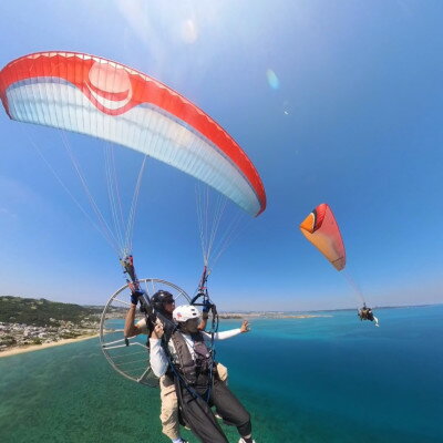 【ふるさと納税】沖縄でモーターパラグライダー!体験チケット(大人1名様と子供(3～6歳以下)1名様ペア)【1677615】