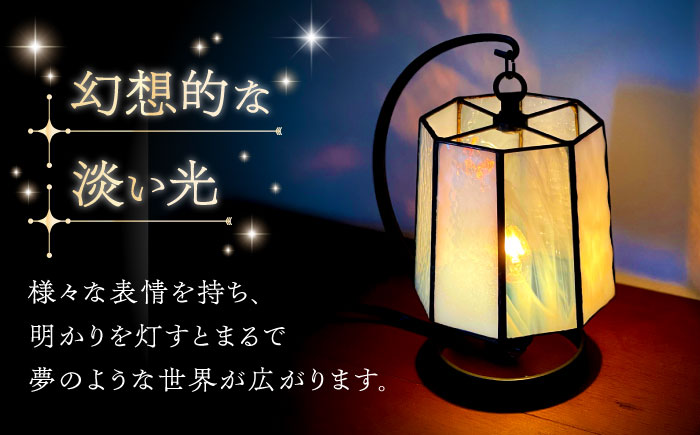 Nijiiro Lamp のステンドグラスのテーブルランプ ファン ホワイト / ランプ  オリジナル ギフト / 瀬戸市 / Ｎｉｊｉｉｒｏ　Ｌａｍｐ [BBAD018]