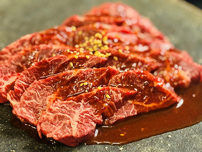 【定期便】定期便　和牛入国産牛　ハラミ焼肉　秘伝の自家製タレ漬け(480g×2)全３回【FO52U】