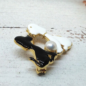 1968 ブローチ・イヌ2匹白黒（淡水本真珠・ボタン） ブローチ 真珠のブローチ 犬 イヌのブローチ 淡水真珠 白黒イヌ 贈り物 かわいいアクセサリー イヌのアクセサリー カジュアルアクセサリー 2匹