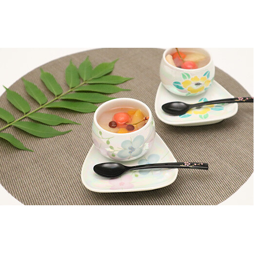 工房 賜光窯 有田焼 ラスター彩色 ポピーと山茶花 ソーサー付ペア小蒸碗 A24-134