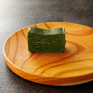 欅の仁取皿と抹茶の生ガトーショコラ。小田原の伝統を受け継いだお皿と小田原の極上抹茶スイーツのコラボ商品【チョコレート 特濃厚 濃密な味わい 極上の口溶け 極上のチョコレート 一流の料理人 カカオの風味