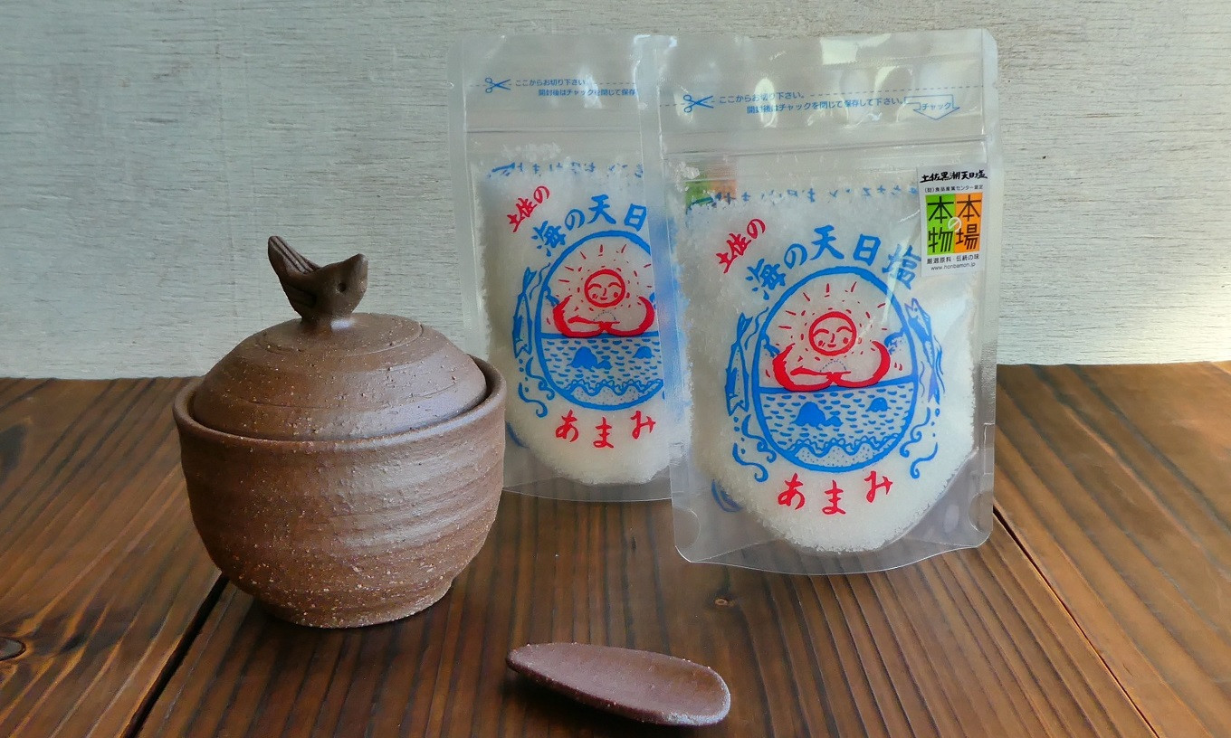 
            シロチドリ の 塩壷 と 塩さじ の セット（ 土佐 の海の 天日塩 「あまみ」 2袋付き）［1653］
          