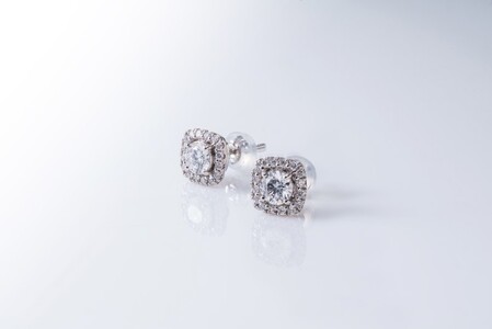 【高島屋選定品】プラチナダイヤモンド ピアス【ARC-EN-CIEL (アルカンシェル) 中石ダイヤ 0.3ct D IF 3EX (GIA)】