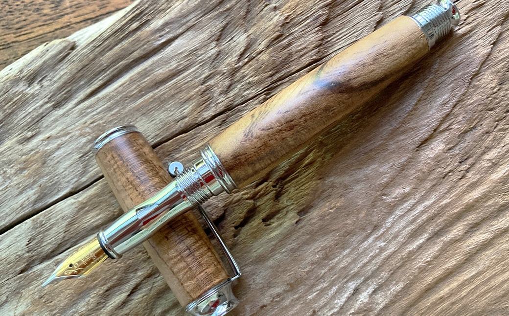 
                  【 チョイス限定 】 萵苣 （ 縮み杢 ） の万年筆 （ C ） 文房具 文具 筆記用具 万年筆
                