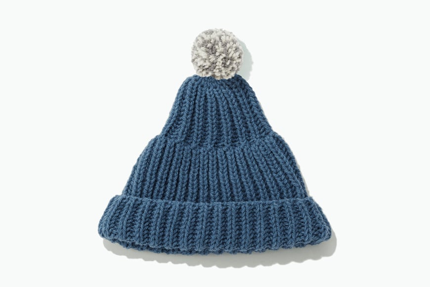 【気仙沼ニッティング】ポンポン帽子（春の海）ポンポンカラー：ライトグレー×生成り(杢) [気仙沼ニッティング 宮城県 気仙沼市 20563308-3]