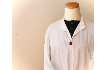 漆玉赤ネックレス「赤と金古美」漆玉1.8cm&チェーン55cm コシノクメサク 漆 漆玉 塗り造形 アクセサリー ネックレス ペンダント 小物 ファッション / 越久米作 / 富山県 朝日町 [343