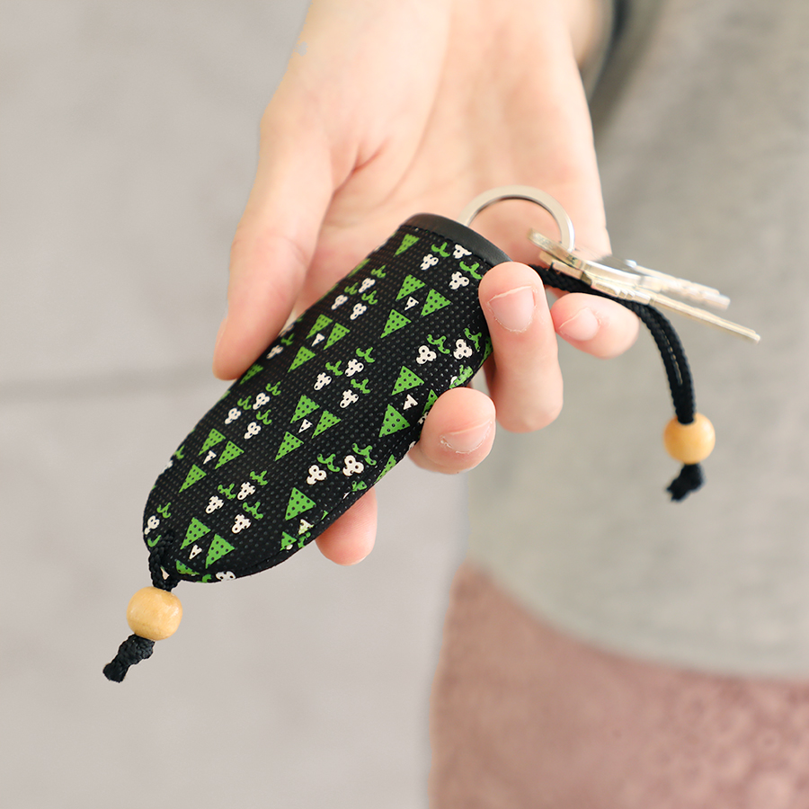 <印傳屋 上原勇七>甲州印傳 印傳屋上原勇七 ベル型キーケース 更紗 子ども思いの森柄