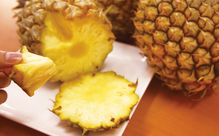 2026年発送【名護パイン園】　ボゴールパイン約3kg（3～4玉） 先行予約 パイナップル 甘い ジューシー デザート 取り寄せ 高級フルーツ 家族 子供 果物 旬 おすすめ ギフト 人気 家庭用 贈