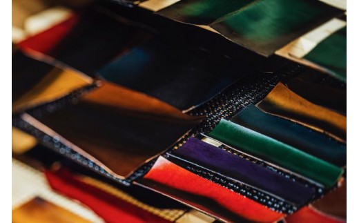 革の柔軟性を守り抜き、漆の艶と深みを纏う――『jaCHRO leather』