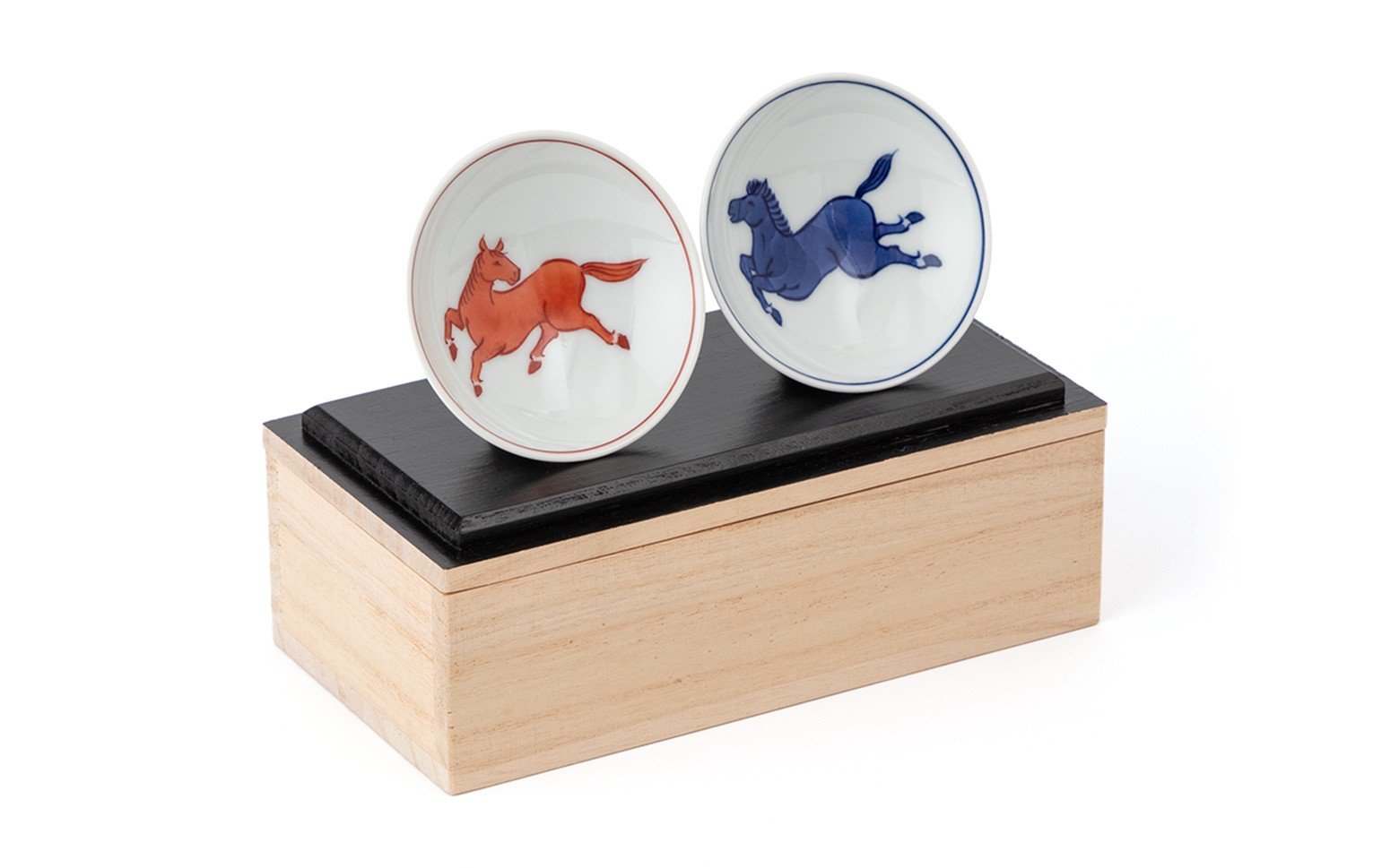 箱から出してすぐに飾れる仕組み。マンションなどの狭い玄関のお正月飾りにも最適です。