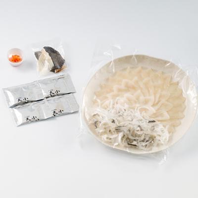 ふるさと納税 長門市 とらふぐ刺身セット2〜3人前　冷凍　とらふぐ刺身80g・皮刺身80g・ヒレ4枚・もみじおろしポン酢 |  | 01