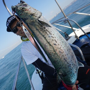 フィッシングマックスが開発する、完全現場視点のルアーブランド「AZZURRO」の、スロージギング対応 青物タチパターン必須のロングメタルジグ「ルンゴII 300g」2本セット