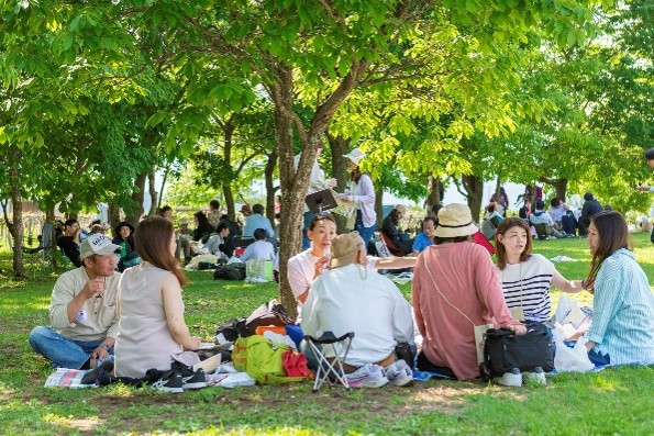 テントやピクニックシートを持参し、自然豊かな公園でピクニック気分でワインを堪能できます。